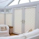 ستائر خفيفة في غرفة المعيشة مع نوافذ مخصصة