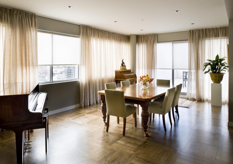 تزيين نوافذ غرفة المعيشة مع الستائر الخفيفة