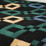 غطاء داكن مع نمط من الزخارف الفردية