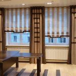 ستائر مخططة رومانية مع ستائر كلاسيكية