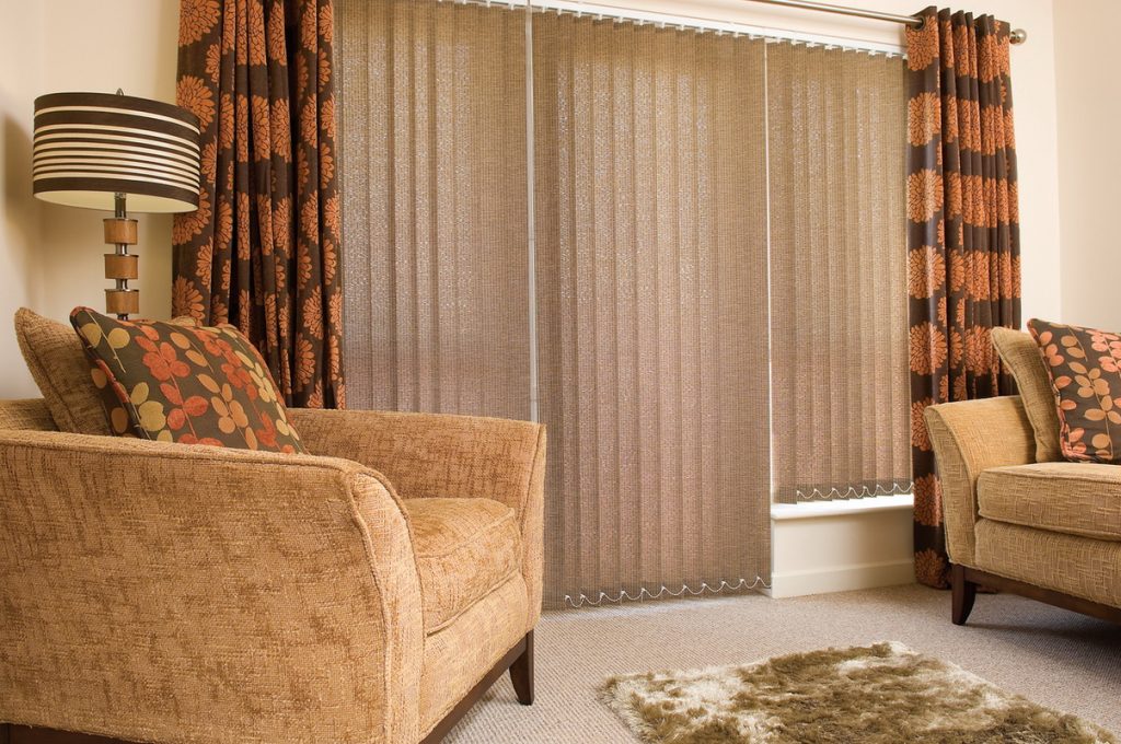 ستائر قماشية رأسية مع ستائر مستقيمة