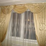 تول شفاف رقيق وستائر ذهبية