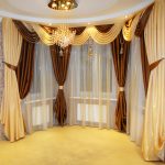 ثلاثة صفوف من الكورنيش المرن مخبأة في السقف المناسب