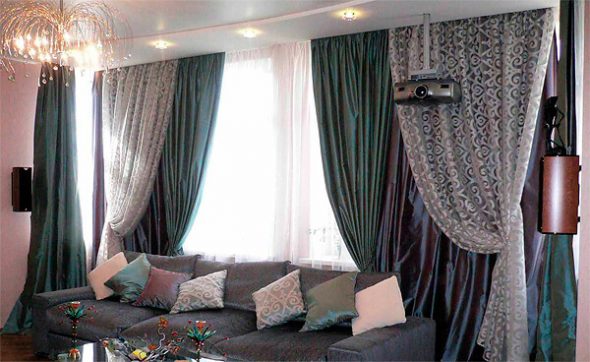 ثلاثة أنواع من الستائر في نافذة واحدة