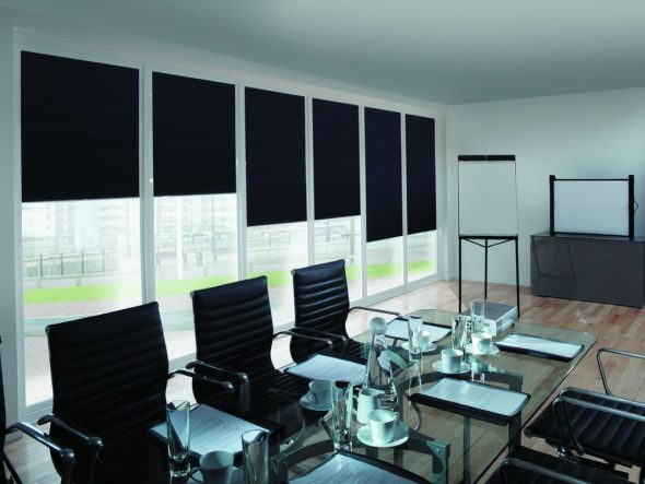 الستائر المظلمة