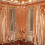 كورنيش زاوية للستائر ، مع وجود انحناء في التصميم