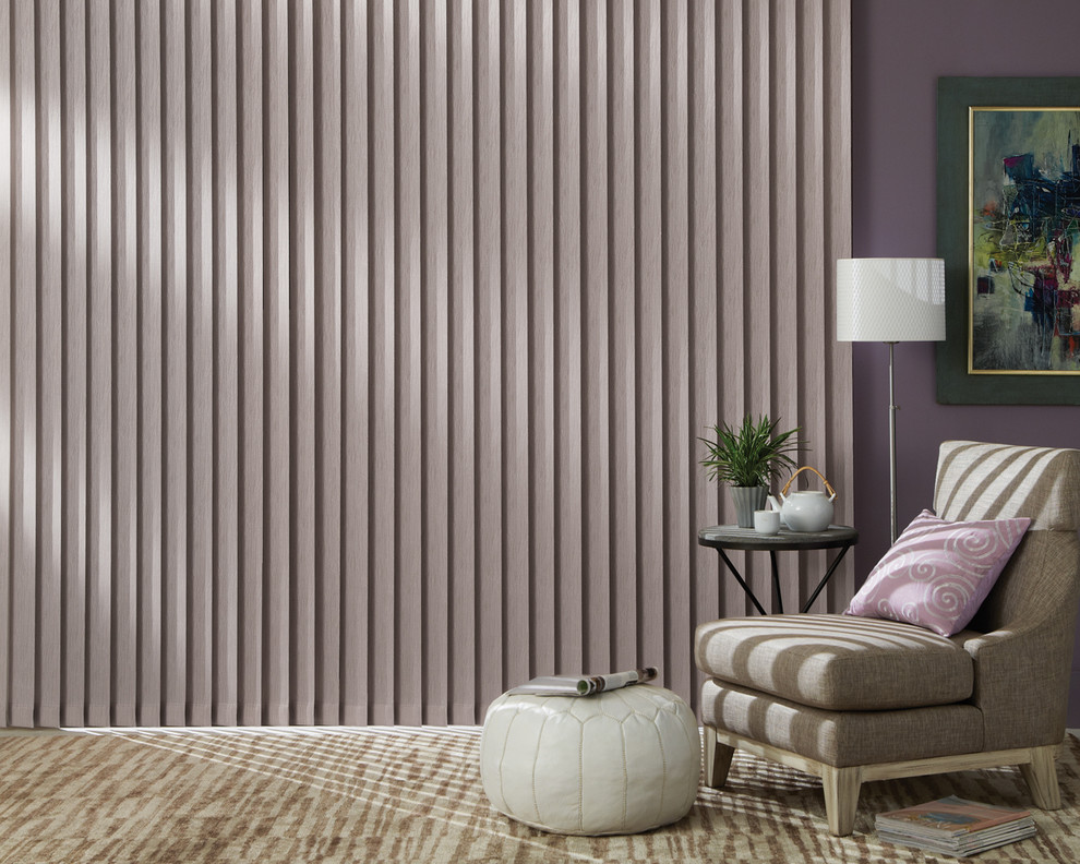 ستائر من القماش العمودي على نافذة كبيرة لغرفة المعيشة