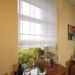 ستارة الهواء تتالي مع تصاعد على الحائط