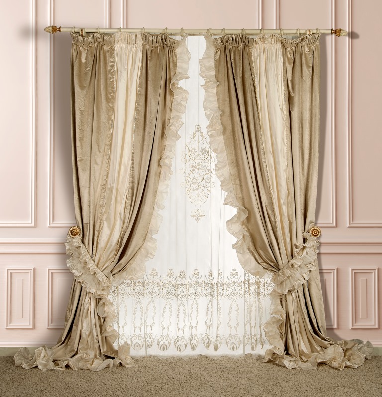 الستائر الخفيفة الجميلة على كورنيش أنبوبي