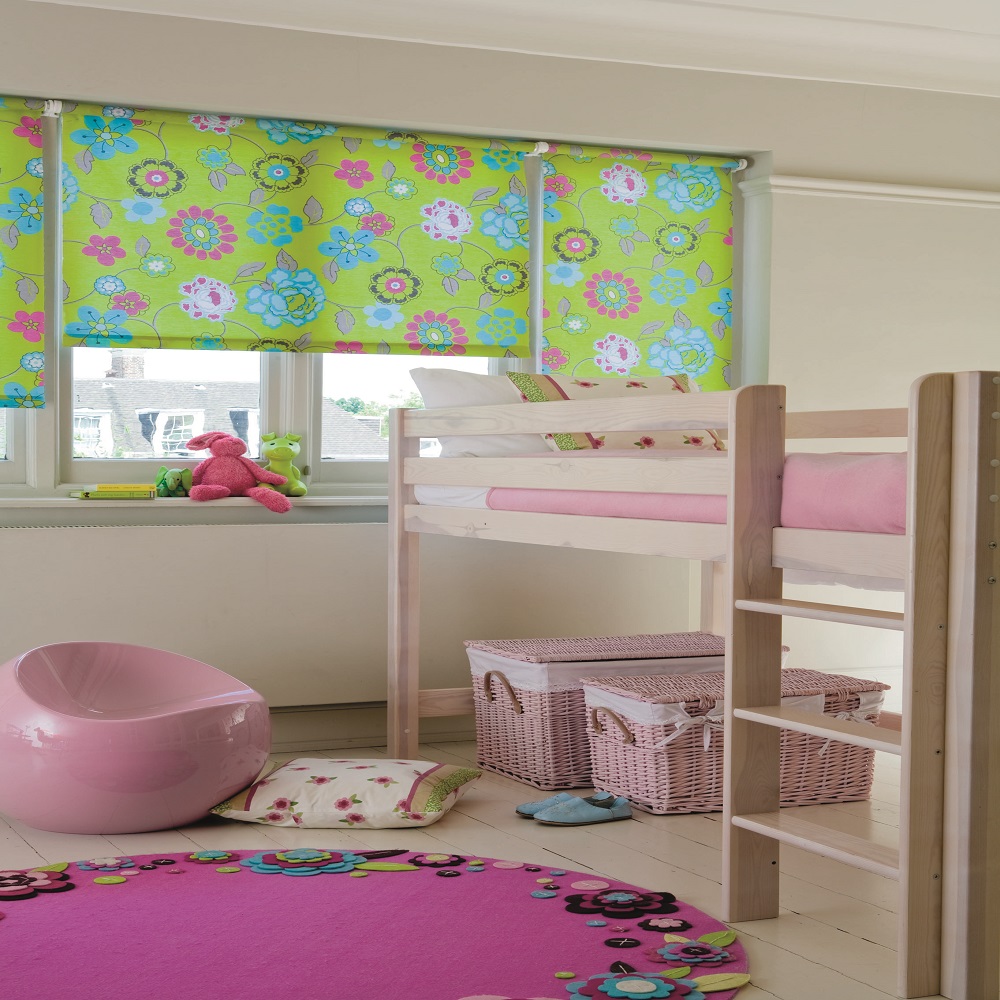 مصاريع مفتوحة في داخل غرفة الأطفال