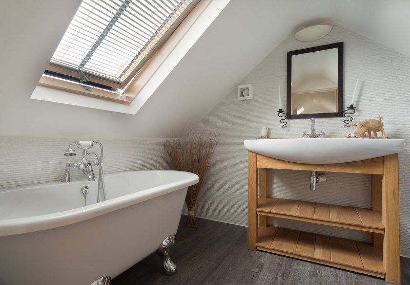 الستائر الألومنيوم على نافذة الحمام في العلية