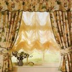 الستائر الرومانية الصفراء تبدو رائعة في المطبخ