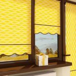 الستائر الصفراء على باب الشرفة