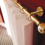 كورنيش ذهبي مع حلقات مثبتة على الحائط